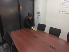 お客様のご来店前はいつも以上にキレイな机に！
