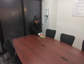 お客様のご来店前はいつも以上にキレイな机に！