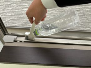 【四国営業所】雨の日は窓のサッシをお掃除✨