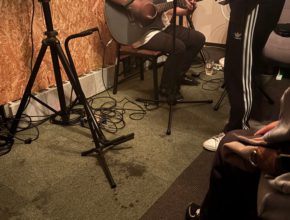 【四国営業所】休日に友人の弾き語りライブへ🎸