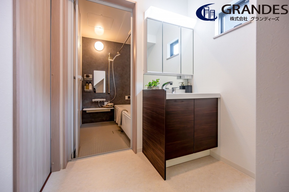 ☆伸縮可能なシャワーホース付き洗面所♪